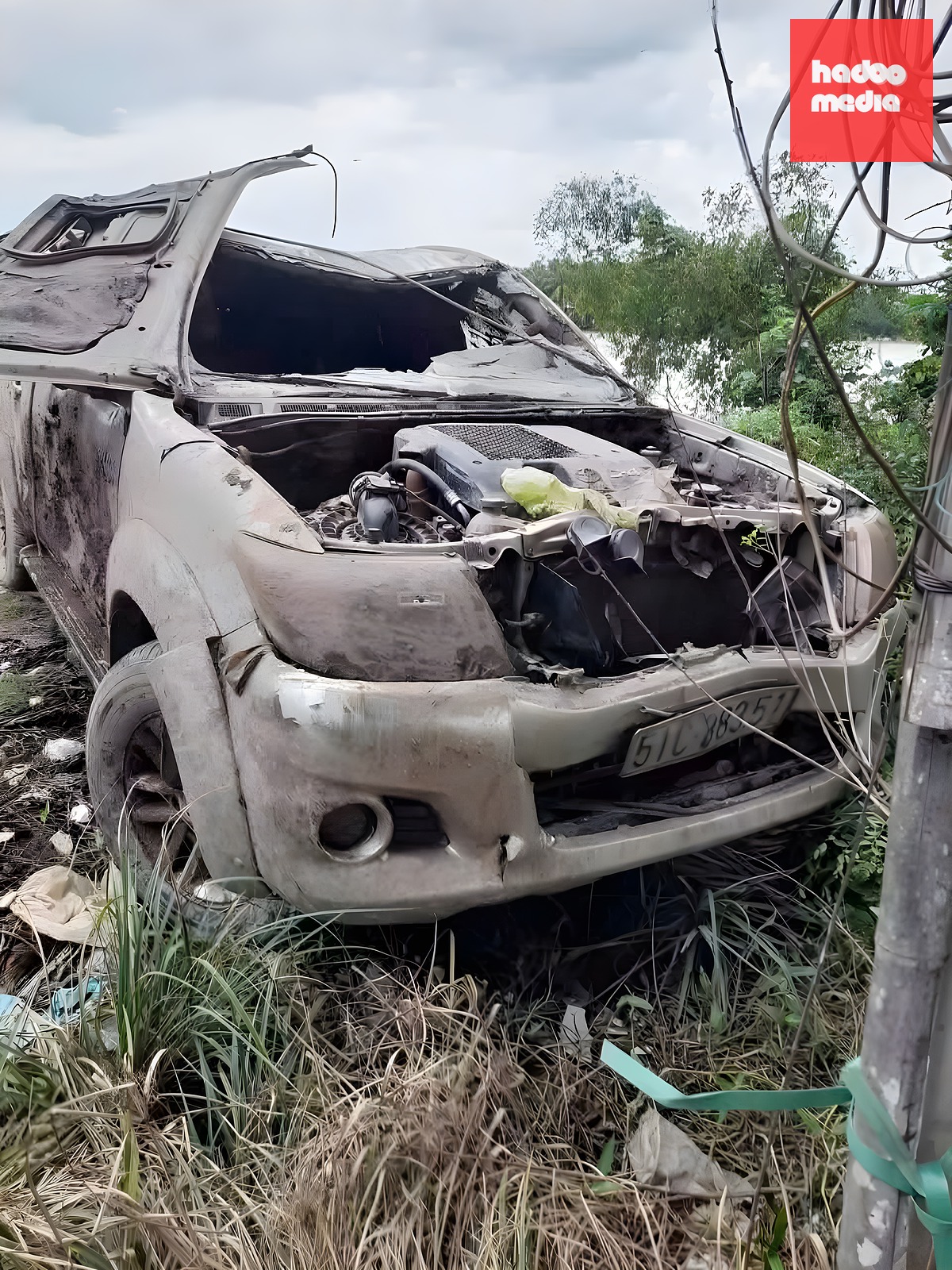 Xe bán tải khi vừa được trục vớt khỏi lòng sông. Ảnh: Người dân cung cấp
