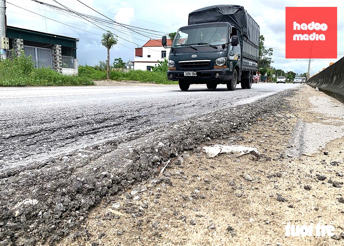 Ghi nhận tại phường Nam Hồng Lĩnh, xã Can Lộc, nhiều vị trí bị hằn lún vệt bánh xe, trồi lún khiến mặt đường gồ ghề, đường rạn nứt mai rùa, bong tróc, hỏng kết cấu - Ảnh: LÊ MINH