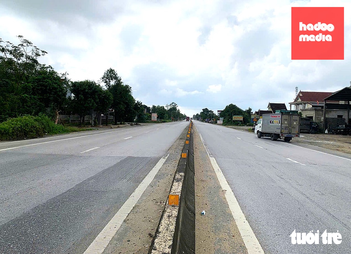 Quốc lộ 1 là một trong những tuyến giao thông huyết mạch. Song tình trạng mặt đường hư hỏng, xuống cấp xuất hiện ở cả hai chiều trên tuyến gây bất an cho người tham gia giao thông - Ảnh: LÊ MINH