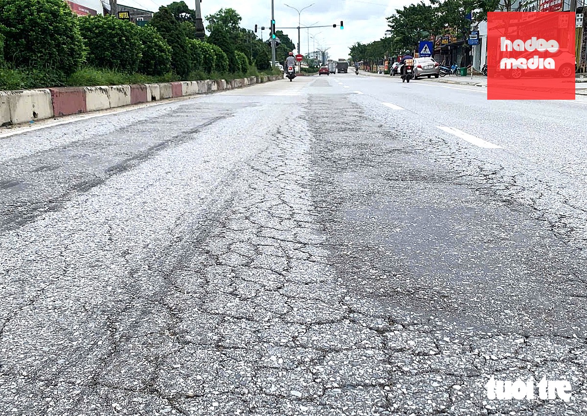 Anh Đặng Hữu Thuận (44 tuổi, ngụ phường Hà Huy Tập, Hà Tĩnh) cho biết anh là tài xế xe tải, thường xuyên đi trên tuyến quốc lộ 1 đoạn từ nam cầu Bến Thủy tới bắc tuyến tránh thành phố Hà Tĩnh. Chạy trên tuyến đường này anh thấy rất nhiều vị trí mặt đường hư hỏng, trong đó có đoạn qua phường Nam Hồng Lĩnh - Ảnh: LÊ MINH