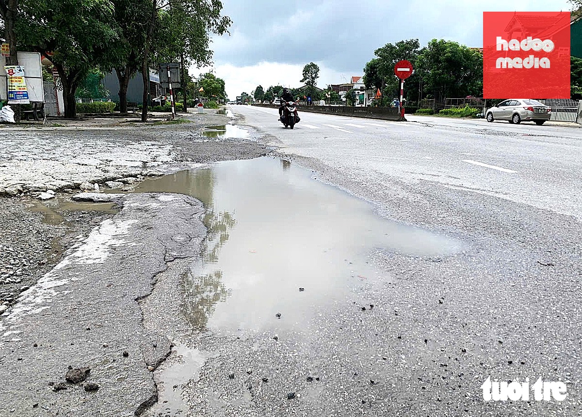 Theo anh Thuận, mặt đường gồ ghề, xuống cấp khi lái xe rất dễ bị lạng tay lái. Việc này không chỉ mất an toàn với người lái ô tô mà còn gây nguy hiểm cho người đi xe máy bên cạnh - Ảnh: LÊ MINH