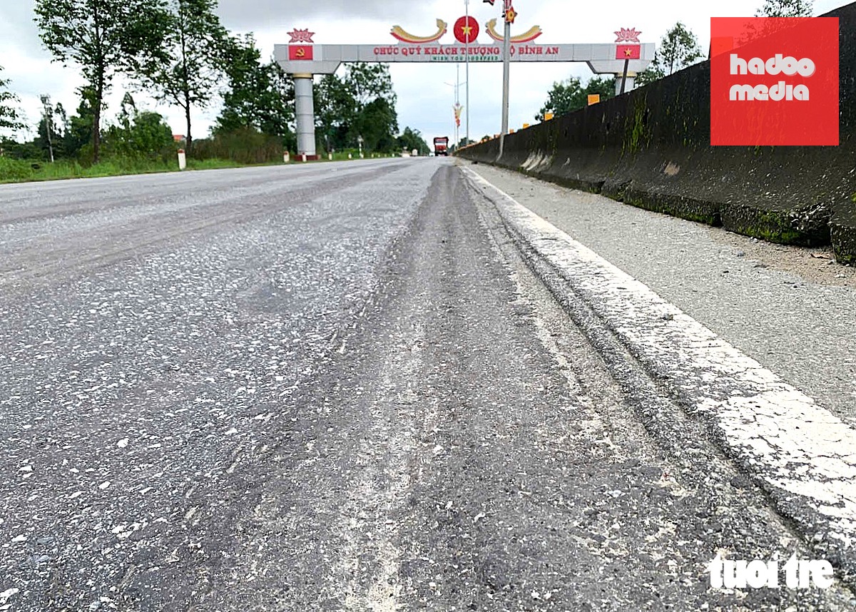 Là tài xế lái xe khách, mỗi tuần hai lần anh Nguyễn Văn Phúc (42 tuổi, ngụ Nghệ An) chạy trên quốc lộ 1, đoạn từ nam cầu Bến Thủy tới bắc tuyến tránh thành phố Hà Tĩnh. Do mặt đường nhiều chỗ bị lồi lõm, bong tróc nên anh luôn có cảm giác không an toàn - Ảnh: LÊ MINH