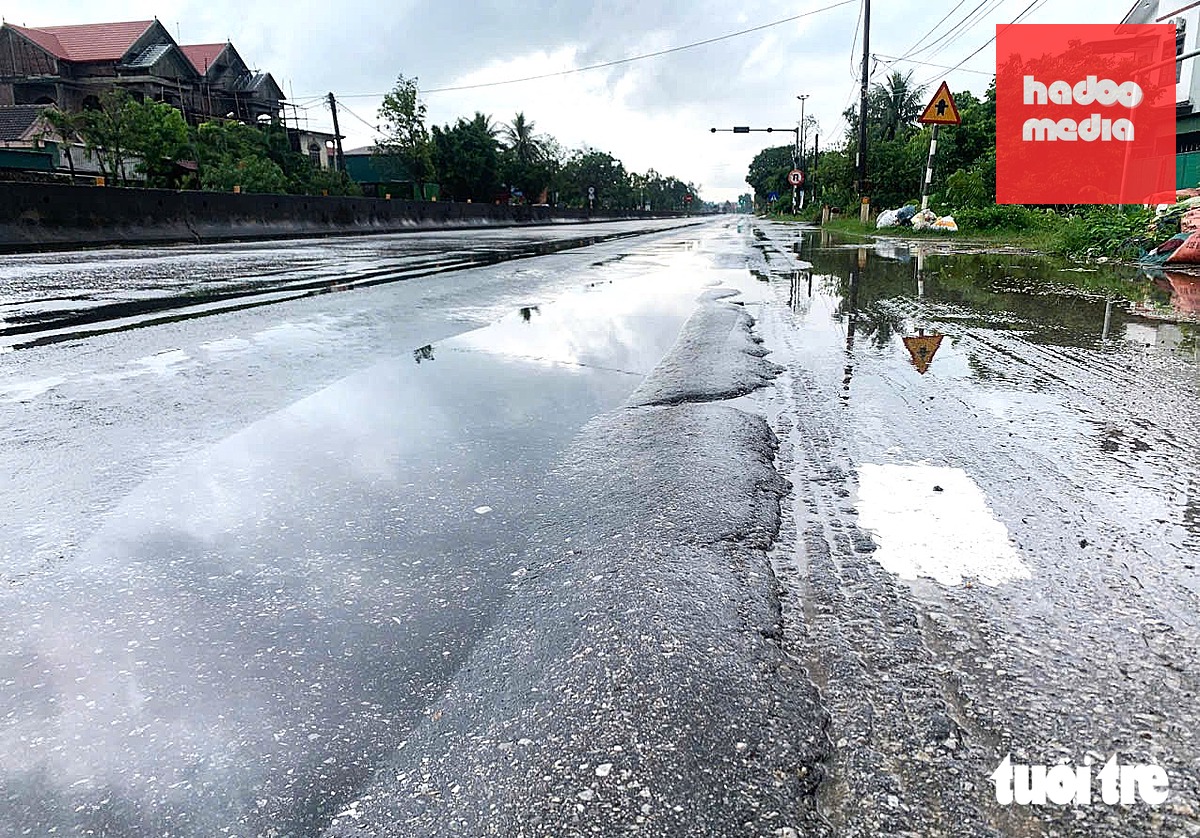 Sau 12 năm đưa vào khai thác nhiều vị trí mặt đường bị xuống cấp. Theo UBND tỉnh Hà Tĩnh, nguyên nhân khách quan công trình thường xuyên chịu tác động thời tiết cực đoan. Nguyên nhân chủ quan là việc sửa chữa thời gian qua chủ yếu mới xử lý cục bộ từng vị trí, chưa có giải pháp tổng thể, căn cơ để xử lý dứt điểm các hư hỏng trên tuyến - Ảnh: LÊ MINH