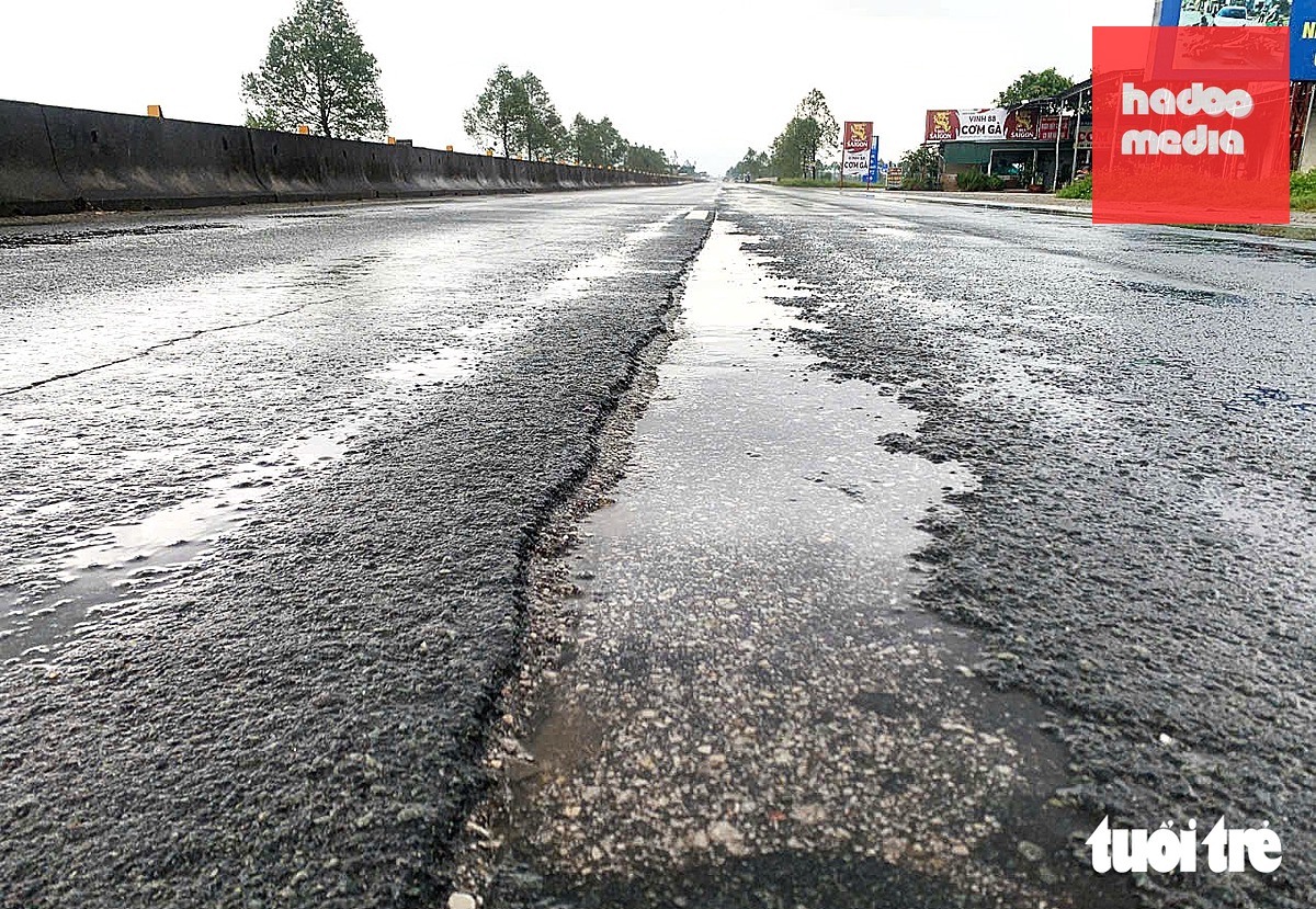 Yêu cầu nhà đầu tư dự án khẩn trương sửa chữa, khắc phục các vi phạm về chất lượng bảo trì công trình theo phụ lục gửi kèm văn bản này trước ngày 10-10-2026. Cục Đường bộ Việt Nam sẽ tạm dừng thu phí theo thẩm quyền vào ngày 15-10-2026 nếu nhà đầu tư không thực hiện khắc phục, sửa chữa các hư hỏng, đảm bảo an toàn công trình và an toàn giao thông trên tuyến - Ảnh: LÊ MINH