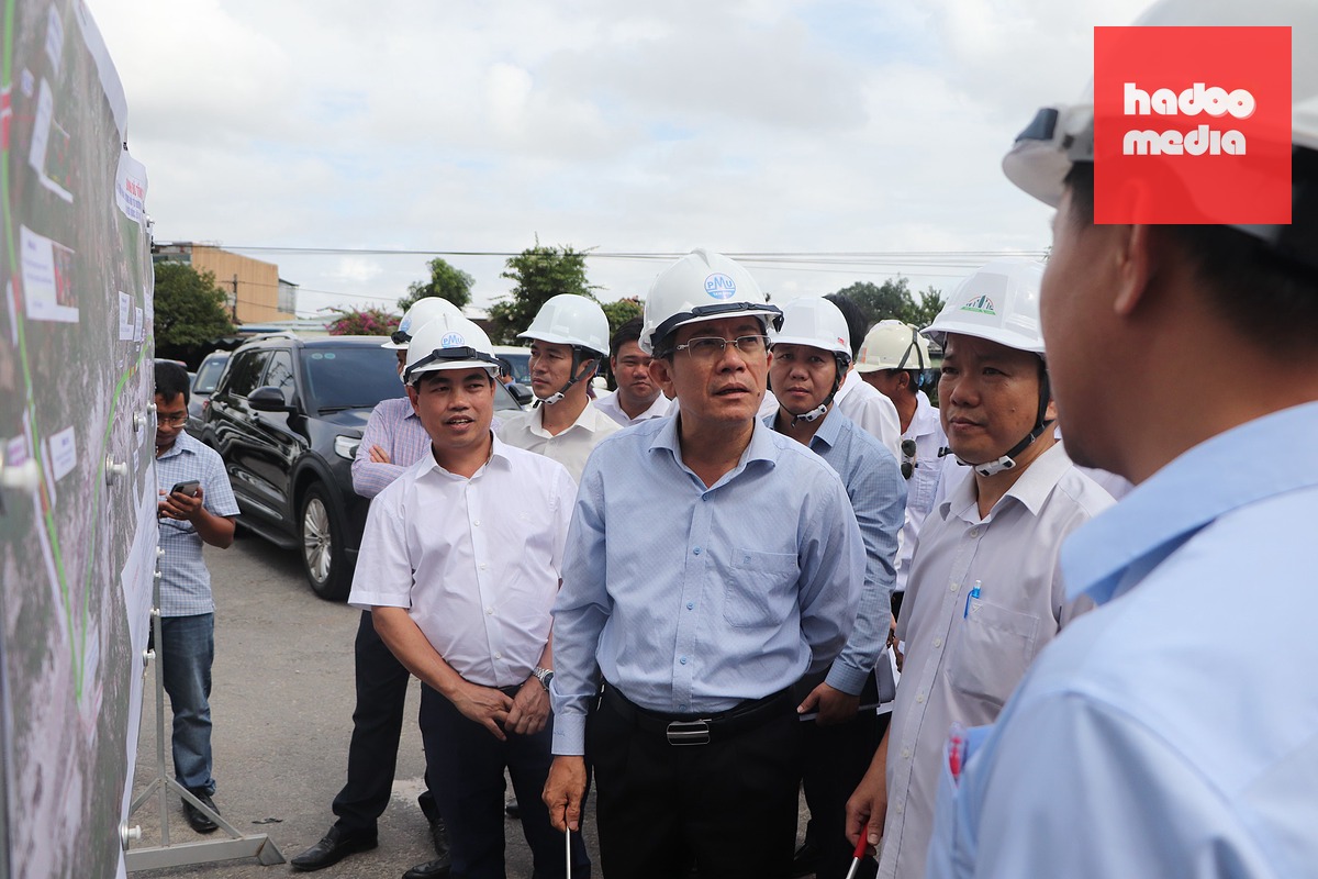 Phó chủ tịch UBND TP Đà Nẵng nghe báo cáo về dự án giao thông do Ban quản lý dự án đầu tư xây dựng các công trình giao thông và nông nghiệp Đà Nẵng làm chủ đầu tư - Ảnh: TRẦN THƯỜNG