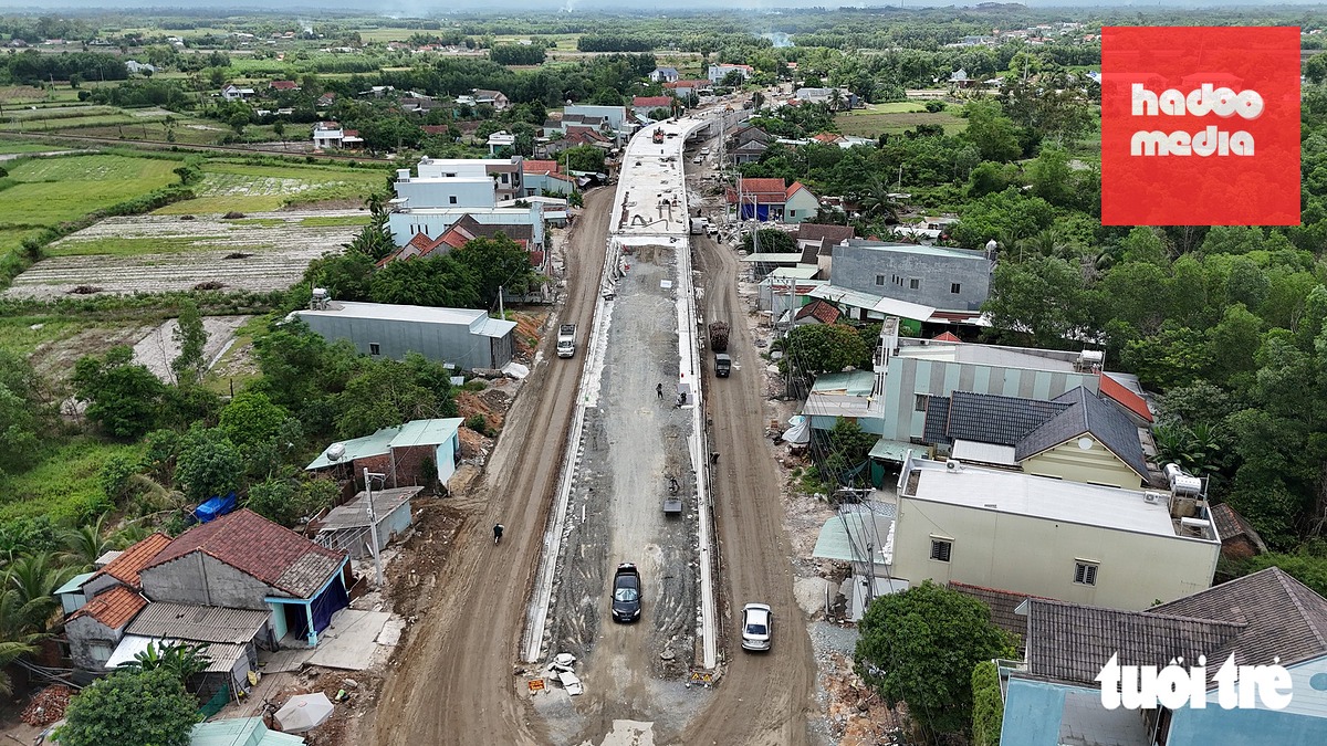 Nút cầu vượt đường sắt trên tuyến quốc lộ 14E đang được tập trung thi công - Ảnh: TRẦN THƯỜNG