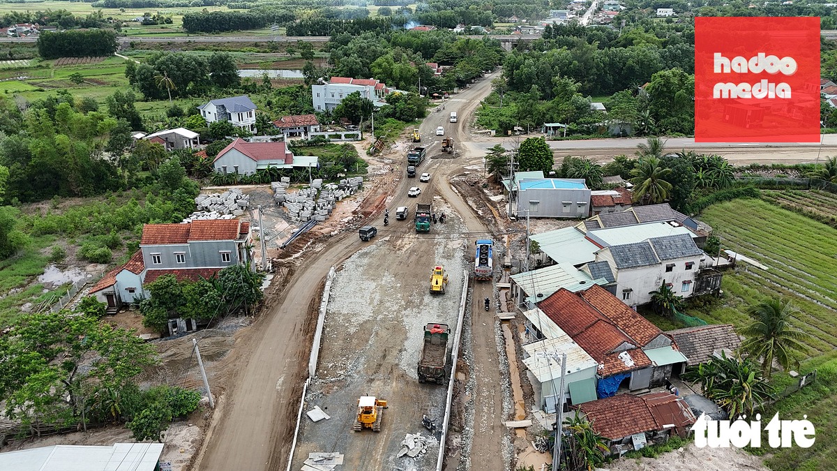 Nhà thầu tranh thủ thời tiết tạnh ráo, huy động máy móc đẩy nhanh tiến độ thi công, hoàn thành toàn bộ dự án trong tháng 10-2026 - Ảnh: TRẦN THƯỜNG