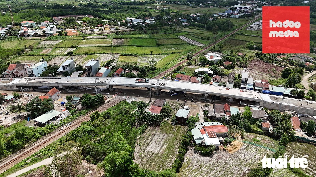 Dự án còn vướng 13 hộ chưa bàn giao mặt bằng, các địa phương cam kết chậm nhất ngày 10-10 hoàn thành - Ảnh: TRẦN THƯỜNG