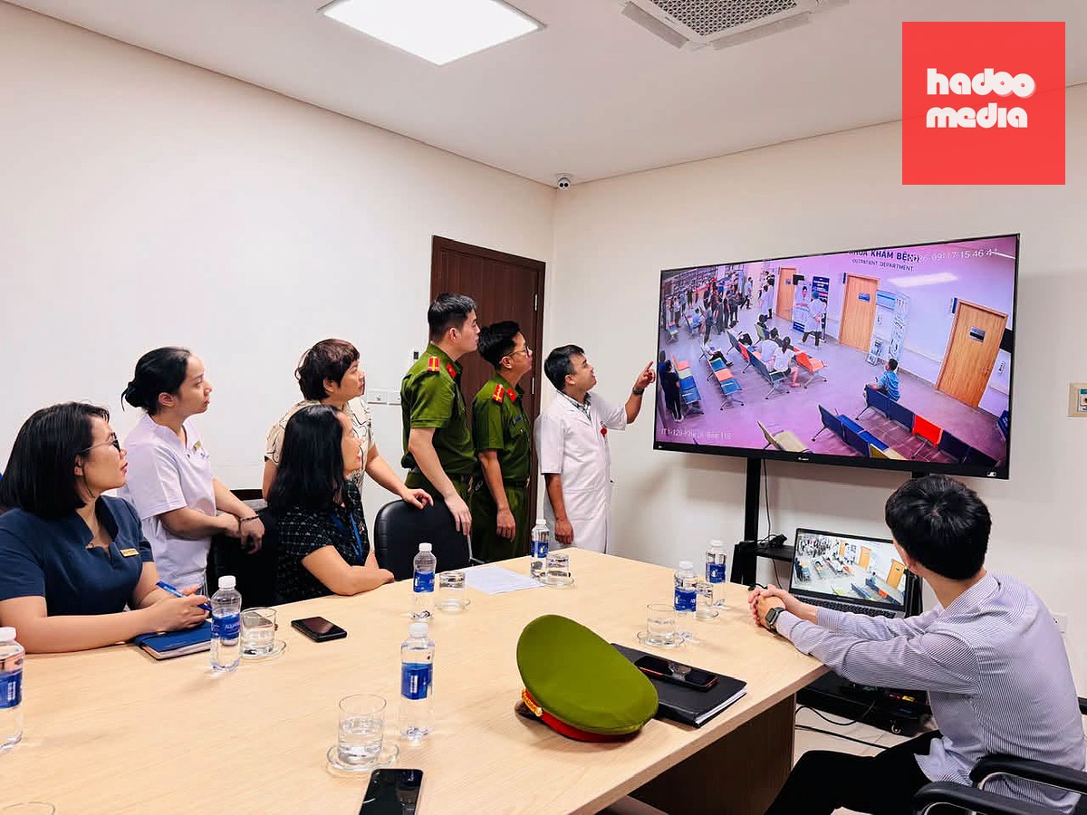 Cơ quan công an trích xuất camera an ninh tại bệnh viện - Ảnh: Công an tỉnh Phú Thọ