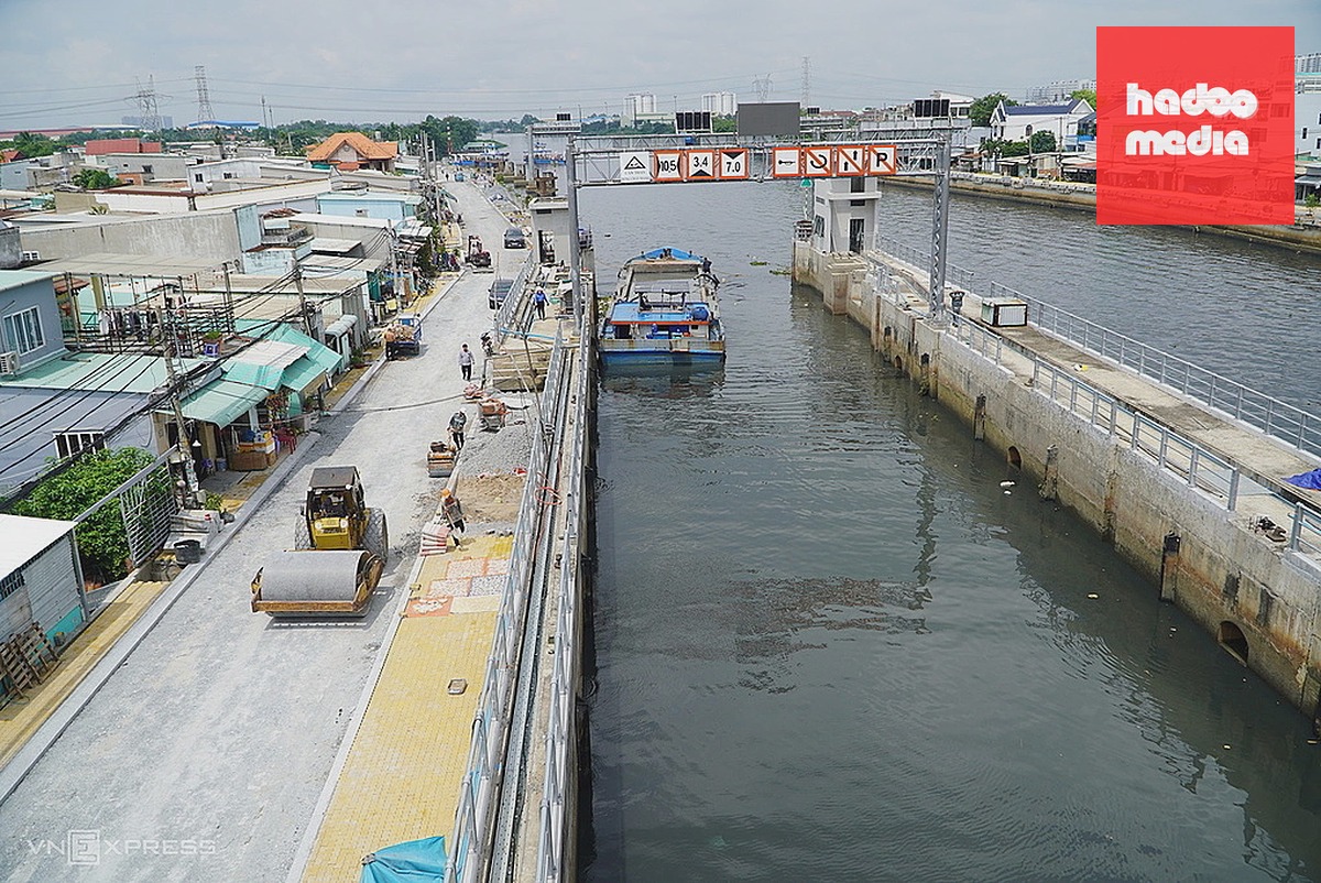 Nhà thầu thi công đê kè và đường ở khu vực cống ngăn triều Phú Định, ngày 18/9. Ảnh: Giang Anh