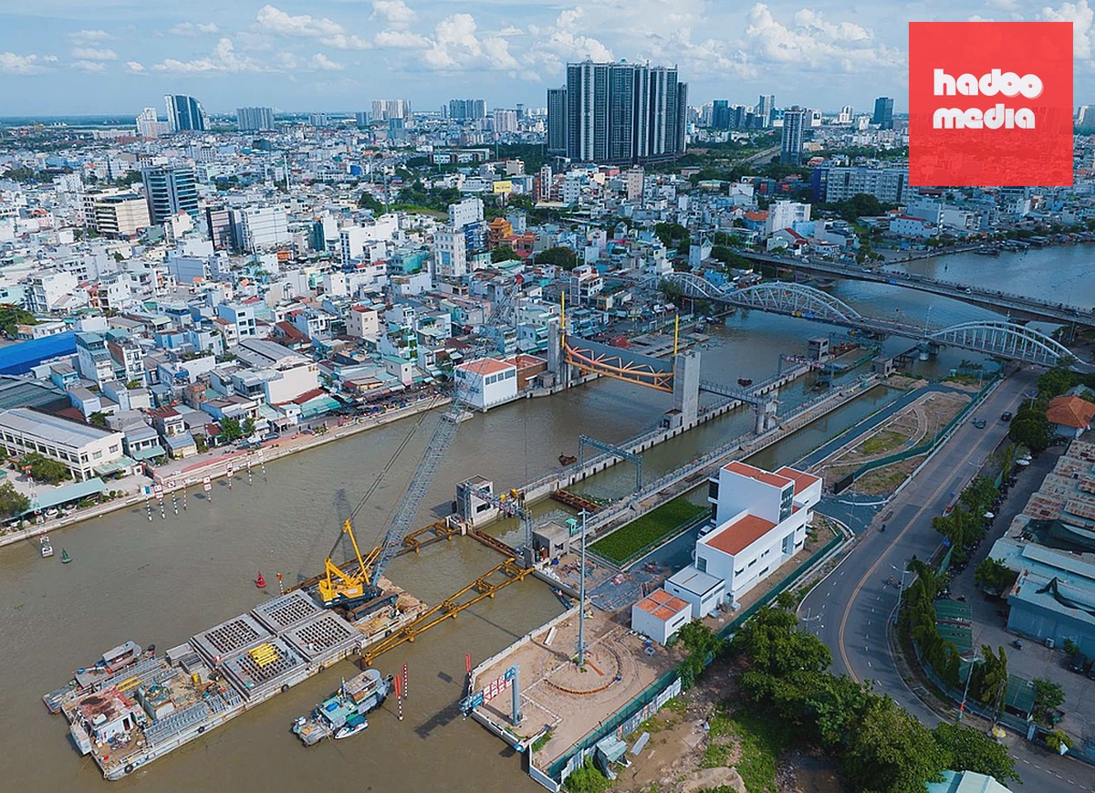 Cống ngăn triều Tân Thuận nhìn từ trên cao, tháng 9/2026. Ảnh: Giang Anh