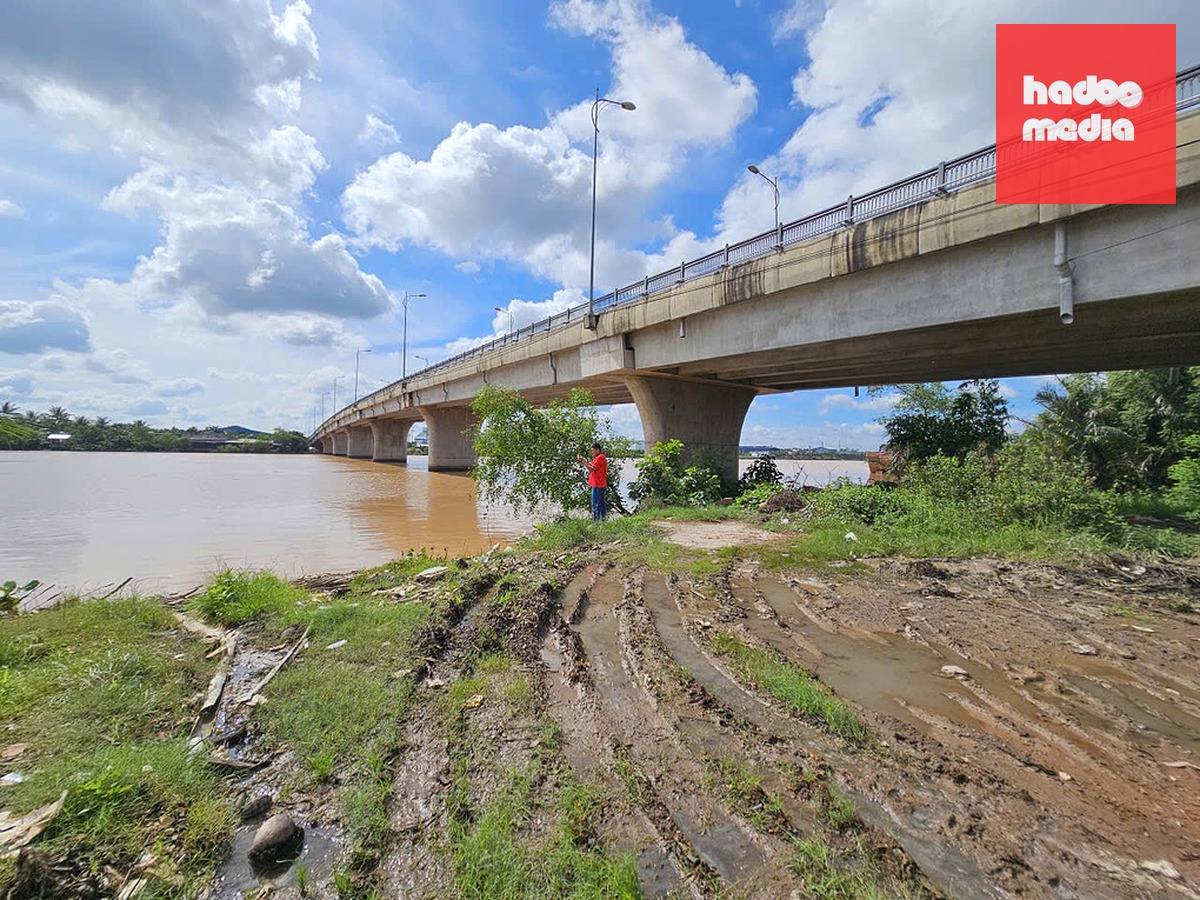 Khu vực phát hiện xe bán tải rơi xuống kênh. Ảnh: Nam An