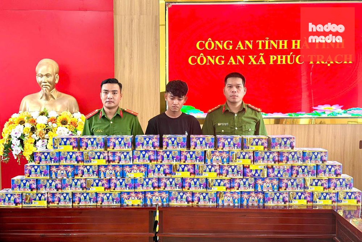 Hoàng Văn Phước (áo đen) tại cơ quan công an - Ảnh: Công an cung cấp