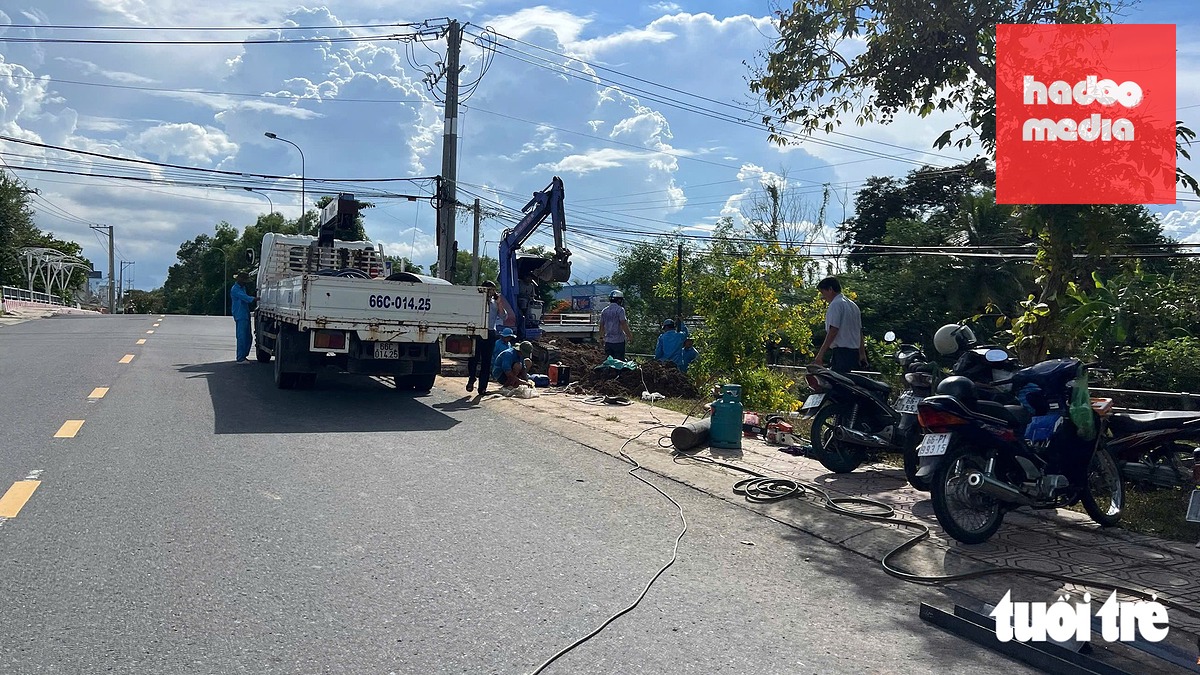 Đường ống nước trên tuyến đường Lộ Hòa Đông bị bể, nhiều công nhân đang sửa chữa - Ảnh: ĐẶNG TUYẾT