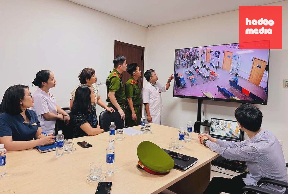 Công an làm việc với Bệnh viện Hữu nghị Lạc Việt kiểm tra camera sự việc. Ảnh: Công an cung cấp