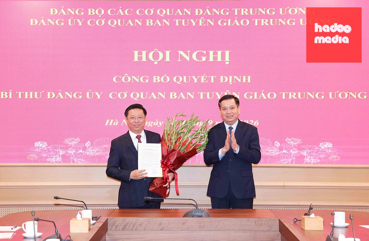 Phó Bí thư Thường trực Đảng ủy các cơ quan Đảng Trung ương Nguyễn Long Hải trao quyết định cho ông Trần Thanh Lâm - Ảnh: TTXVN