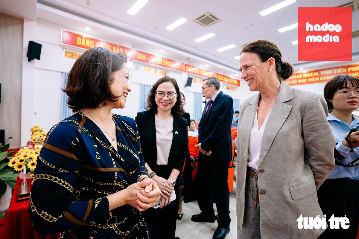 Tổng lãnh sự Úc tại TP.HCM Kate Wallace (bìa phải) trò chuyện cùng các đại biểu, chuyên gia, cán bộ công chức tại diễn đàn sáng 1-9 - Ảnh: THANH HIỆP