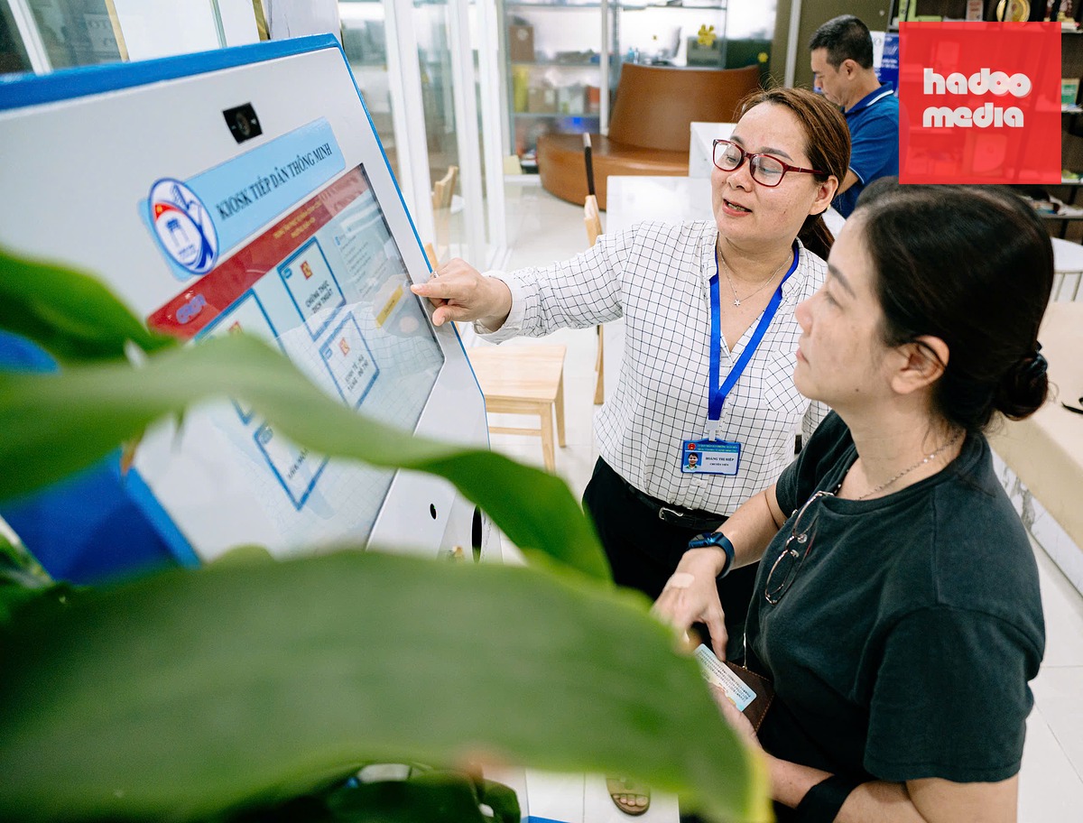 Chuyên viên trung tâm phục vụ hành chính công phường Xuân Hoà hướng dẫn sử dụng Kiosk tiếp dân thông minh - Ảnh: THANH HIỆP