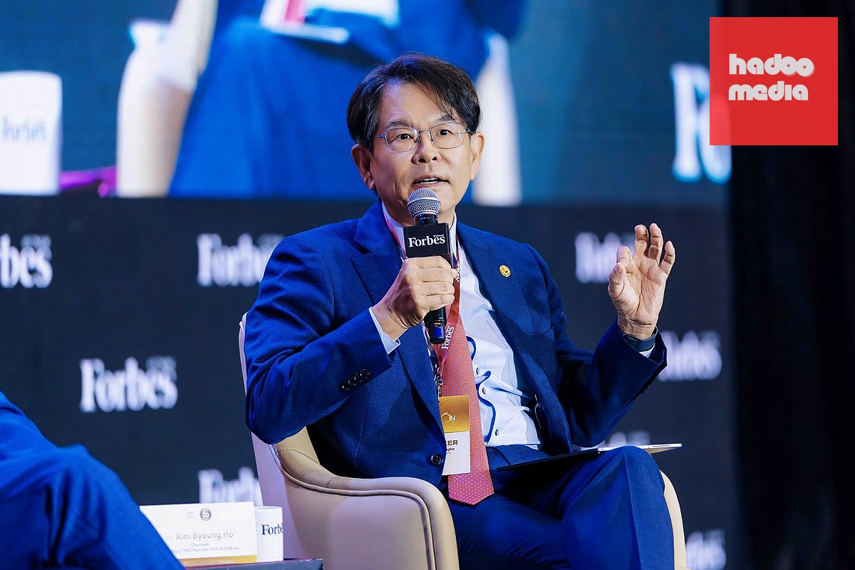 Ông Kim Byoungho - Chủ tịch Hội đồng Quản trị HDBank - tham gia phiên thảo luận cấp cao cùng các chuyên gia và lãnh đạo doanh nghiệp trong nước, quốc tế - Ảnh: HDBank