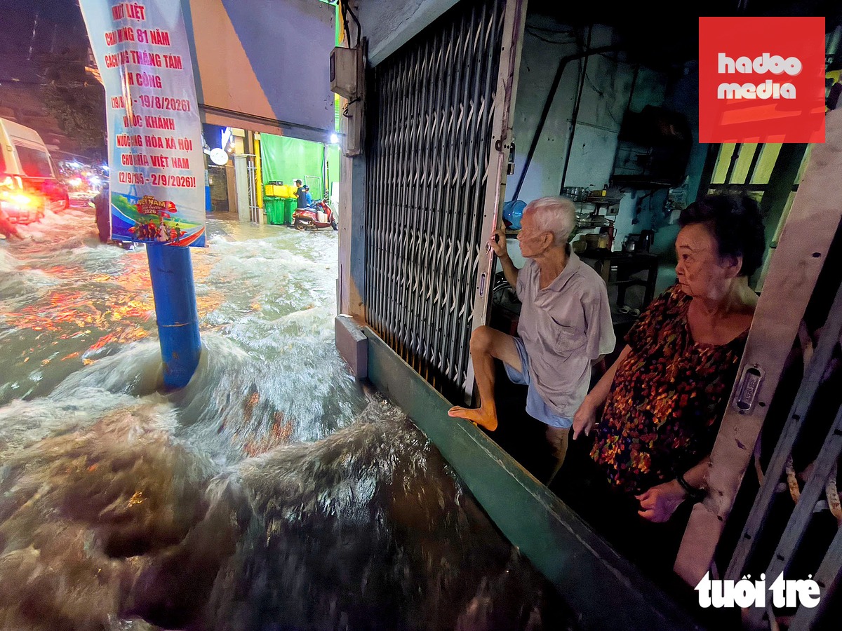Căn nhà của bà Xuân ở ngay khu vực nước chảy xiết trên đường Lý Tế Xuyên - Ảnh: CHÂU TUẤN