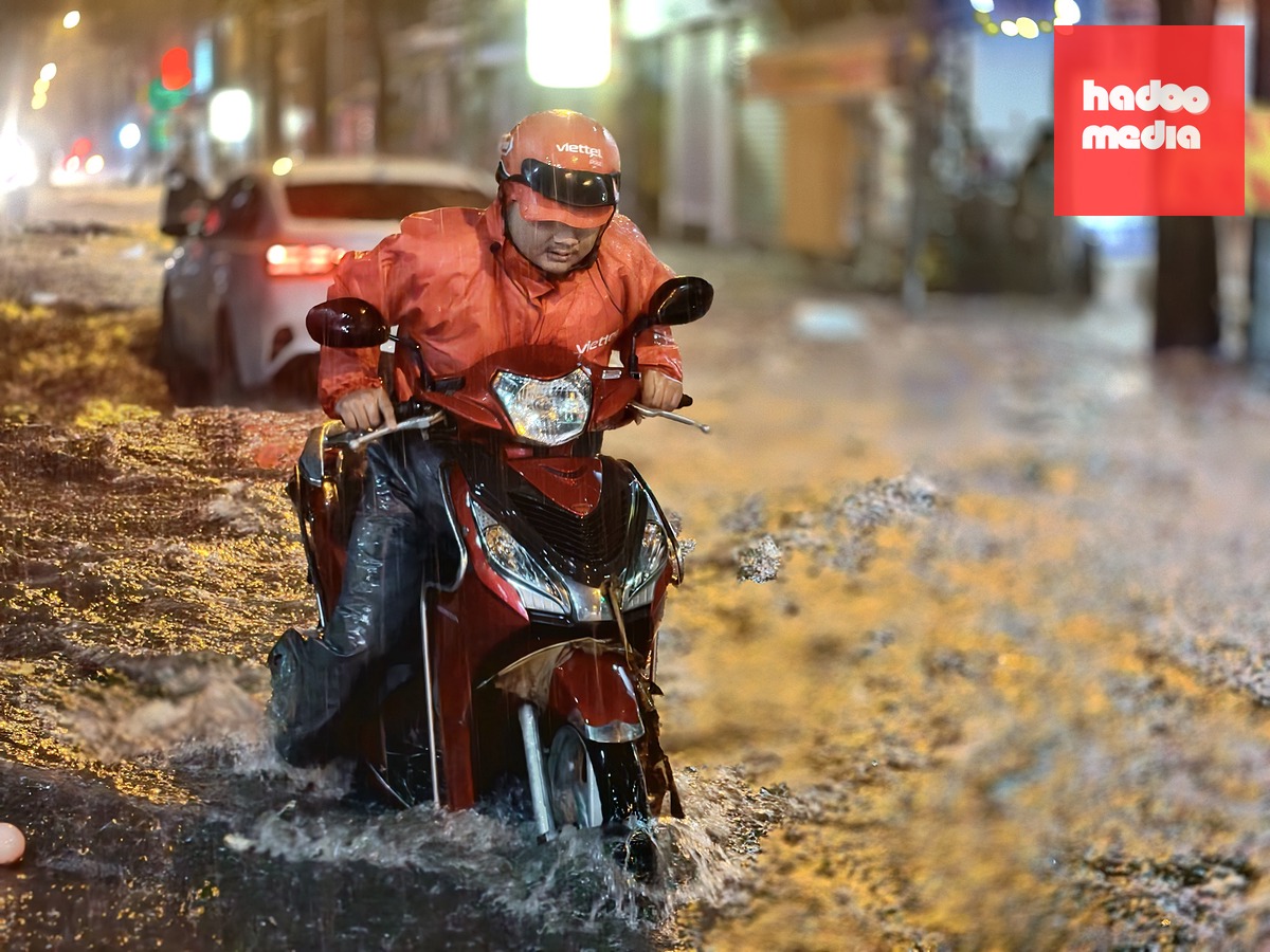 Nước cuồn cuộn như thác, xô ngã người dân trên đường Lý Tế Xuyên ở TP.HCM - Ảnh 8.