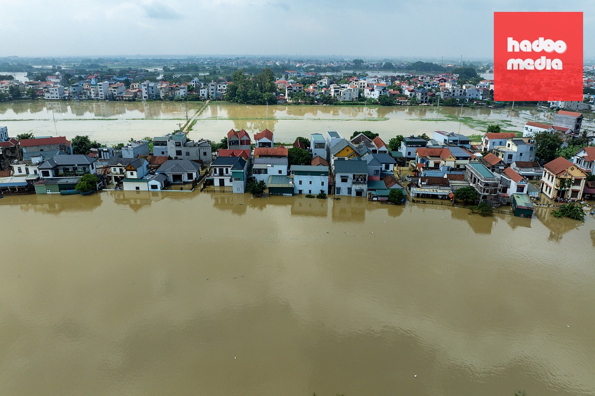 Những ngôi nhà ở xã Quảng Bị vị trí giáp sông Bùi, nước dâng ngấp nghé tầng hai (ảnh chụp ngày 18-9) - Ảnh: PHÚC TÀI