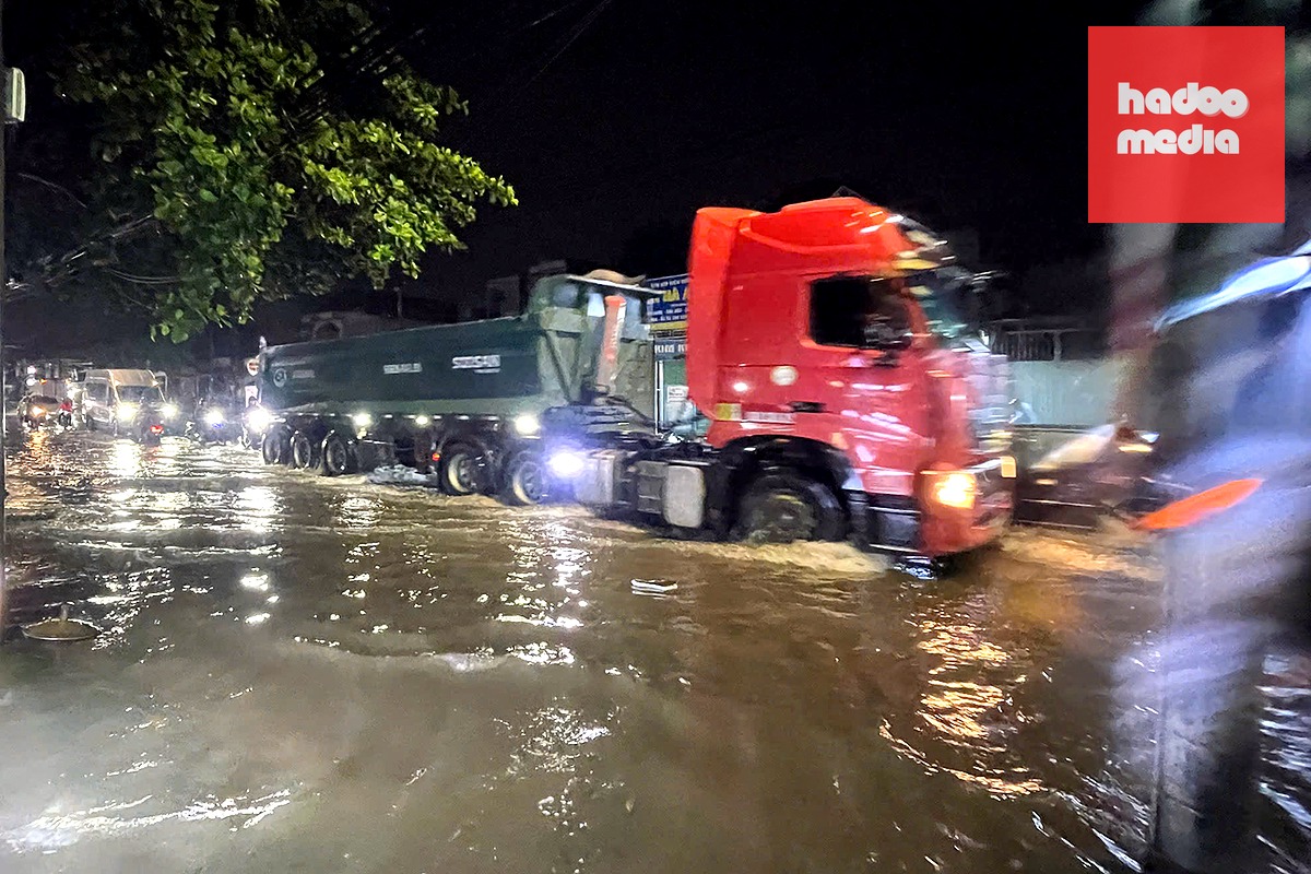 Sau trận mưa lớn, đường Bùi Văn Hòa ở Đồng Nai ngập hơn nửa bánh xe, giao thông qua lại gặp khó khăn - Ảnh: AN BÌNH