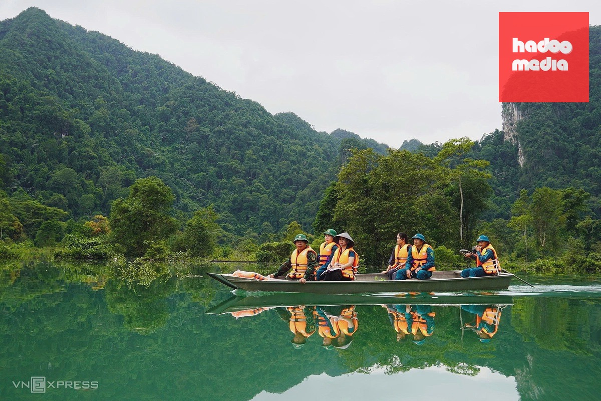 Đường độc đạo vào bản người Rục bị chia cắt mùa lũ ở Quảng Trị