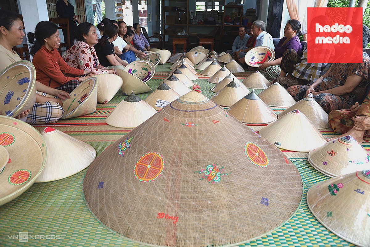 Lớp học làm nón ngựa tại nhà ông Đỗ Văn Lan. Ảnh: Trần Hóa