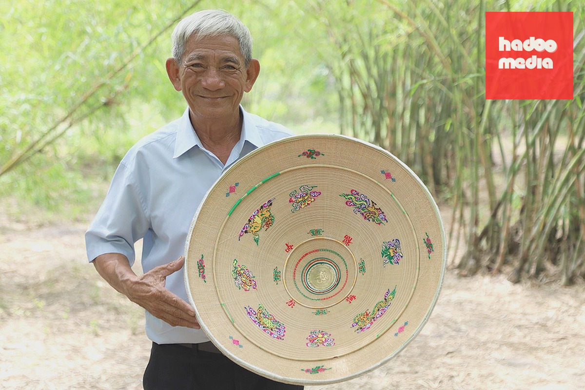 Ông Đỗ Văn Lan bên chiếc nón ngựa đã hoàn thiện. Ảnh: Trần Hóa