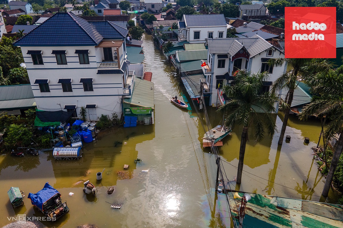 Biển nước ngập sâu bao trùm vùng trũng ngoại thành Hà Nội