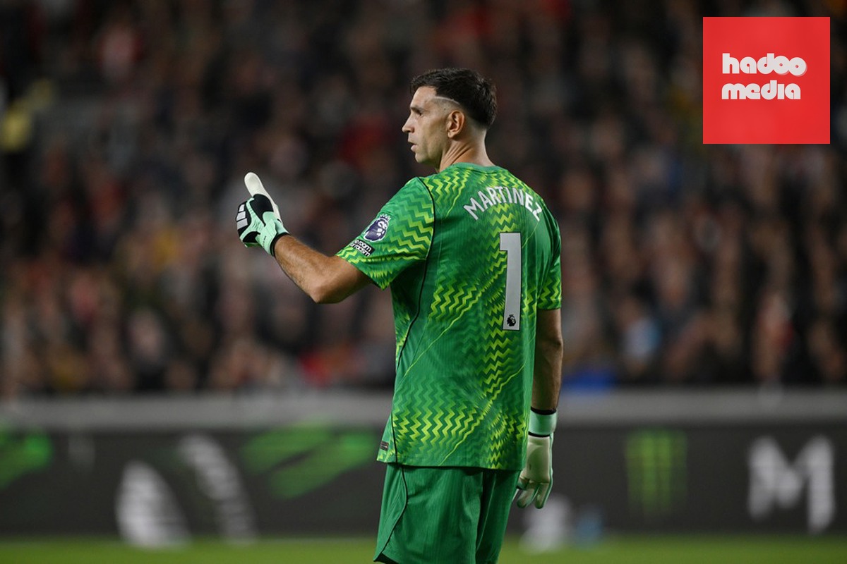 Emiliano Martinez – 6.3 điểm: Không thể làm gì hơn trong các bàn thua, nhưng anh vẫn chưa mang lại cảm giác chỉ huy vòng cấm vững chãi như thời còn ở Aston Villa. Ảnh: EPA.

Wesley Fofana – 7 điểm: Bọc lót tốt trước tốc độ của Kevin Schade, song khâu kéo bóng từ sân nhà chưa thực sự hiệu quả. Ảnh: EPA.

Maxence Lacroix – 5.5 điểm: Tỏ ra bị động ở bàn mở tỷ số của Brentford và gián tiếp phá bẫy việt vị, tạo điều kiện cho Mikkel Damsgaard băng xuống ở bàn thua thứ hai. Ảnh của Harriet Lander - Chelsea FC/Chelsea FC - Getty Images.

Levi Colwill – 5.9 điểm: Chelsea cần anh thể hiện vai trò thủ lĩnh nơi tuyến dưới. Dù là trung vệ chơi đỡ tệ nhất của đội trận này, nhưng chừng đó là quá ít ỏi. Ảnh của Alex Pantling/Getty Images.

Pedro Neto – 6.1 điểm: Vẫn chưa hoàn toàn thích nghi với vị trí wing-back (chạy cánh) mới lạ này. Anh tỏ ra vô hại ở cả mặt trận tấn công lẫn hỗ trợ phòng ngự. Ảnh của Gaspafotos/MB Media/Getty Images.

Jordan Henderson – 6.4 điểm: Có trận ra mắt Chelsea đầy thử thách ngay trên sân của đội bóng cũ và chứng tỏ được đẳng cấp của mình ngay cả khi đội nhà thảm bại. Thi đấu điềm tĩnh, sắc nét và sở hữu vài quả tạt chất lượng. Ảnh: EPA.

Valentin Barco – 6.5 điểm: Bất chấp việc bị CĐV chủ nhà la ó ngay từ đầu, anh không hề rụt rè khi nhận bóng. Chuyền bóng táo bạo và luôn biết cách gây phiền toái cho đối thủ. Ảnh: EPA.

Pep Chavarria – 6.4 điểm: Một trong những cầu thủ chơi hay nhất của Chelsea trong trận đấu này. Khả năng di chuyển thanh thoát và tung ra được một số đường tạt nguy hiểm. Ảnh: EPA.

Cole Palmer – 6.4 điểm: Chỉ lóe sáng trong một vài khoảnh khắc với những pha chạm bóng tinh tế. Nhìn chung, anh bị phong tỏa chặt chẽ và các hướng mở bóng đều bị đối phương bịt kín. Ảnh: EPA.

Morgan Rogers – 6.2 điểm: Hoàn toàn lạc nhịp bên hành lang cánh và chật vật trong việc tìm kiếm sự gắn kết trên hàng công. Ảnh: EPA.

Danny Welbeck – 6.2 điểm: Hoàn toàn “mất hút” trên hàng công trong trận đầu tiên đá chính tại Ngoại hạng Anh cho CLB. Sự vắng mặt của João Pedro đã để lại khoảng trống quá lớn. Ảnh: EPA.