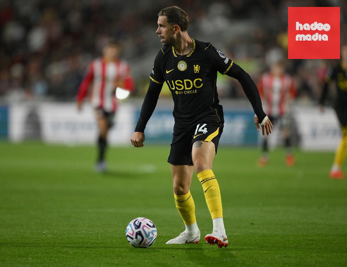 Jordan Henderson – 6.4 điểm: Có trận ra mắt Chelsea đầy thử thách ngay trên sân của đội bóng cũ và chứng tỏ được đẳng cấp của mình ngay cả khi đội nhà thảm bại. Thi đấu điềm tĩnh, sắc nét và sở hữu vài quả tạt chất lượng. Ảnh: EPA.

Valentin Barco – 6.5 điểm: Bất chấp việc bị CĐV chủ nhà la ó ngay từ đầu, anh không hề rụt rè khi nhận bóng. Chuyền bóng táo bạo và luôn biết cách gây phiền toái cho đối thủ. Ảnh: EPA.

Pep Chavarria – 6.4 điểm: Một trong những cầu thủ chơi hay nhất của Chelsea trong trận đấu này. Khả năng di chuyển thanh thoát và tung ra được một số đường tạt nguy hiểm. Ảnh: EPA.

Cole Palmer – 6.4 điểm: Chỉ lóe sáng trong một vài khoảnh khắc với những pha chạm bóng tinh tế. Nhìn chung, anh bị phong tỏa chặt chẽ và các hướng mở bóng đều bị đối phương bịt kín. Ảnh: EPA.

Morgan Rogers – 6.2 điểm: Hoàn toàn lạc nhịp bên hành lang cánh và chật vật trong việc tìm kiếm sự gắn kết trên hàng công. Ảnh: EPA.

Danny Welbeck – 6.2 điểm: Hoàn toàn “mất hút” trên hàng công trong trận đầu tiên đá chính tại Ngoại hạng Anh cho CLB. Sự vắng mặt của João Pedro đã để lại khoảng trống quá lớn. Ảnh: EPA.