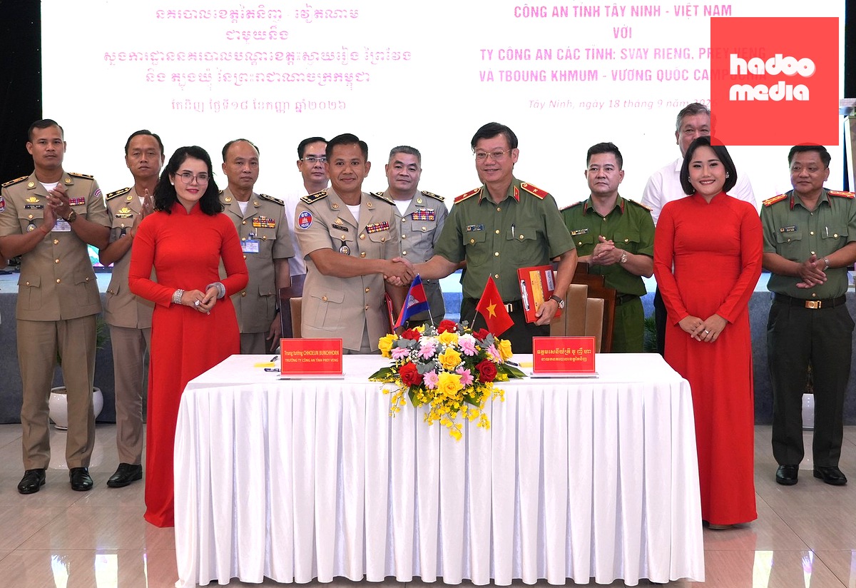 Thiếu tướng Vũ Như Hà - Giám đốc Công an tỉnh Tây Ninh - ký kết hợp tác với Ty Công an ba tỉnh giáp biên của Vương quốc Campuchia - Ảnh: AN LONG