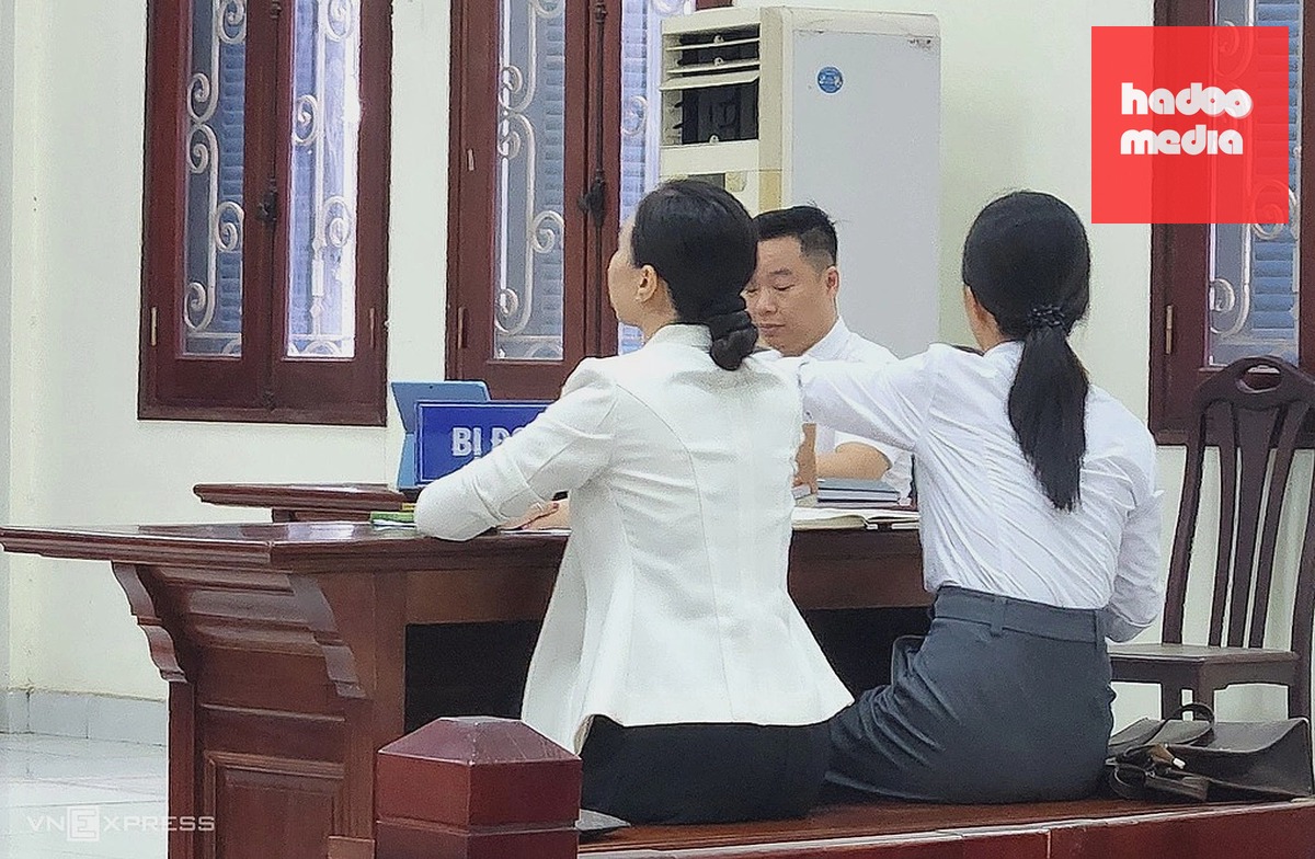 Bà Thương (trái) cùng các luật sư tại tòa chiều 18/9. Ảnh: Thanh Lam