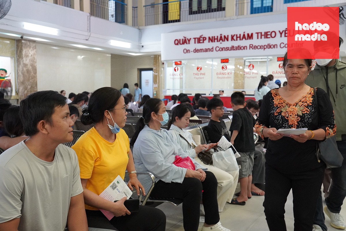 Người dân chờ khám bệnh tại Bệnh viện Da liễu TP.HCM - Ảnh: XUÂN MAI