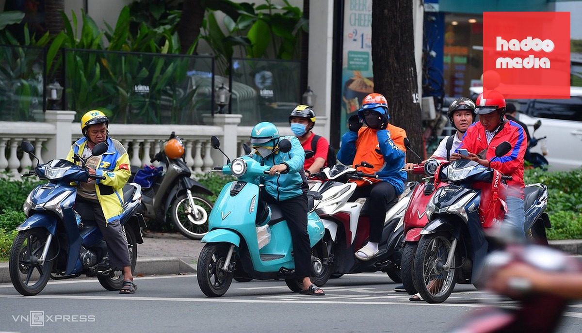 Tài xế công nghệ trên đường phố trung tâm TP HCM. Ảnh: Thanh Tùng