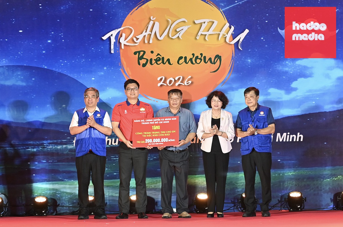 Trao bảng tượng trưng 200 triệu đồng của Đảng bộ, Chính quyền và Nhân dân TP.HCM tặng công trình Trung thu cho em chăm lo trẻ em tại đặc khu Côn Đảo - Ảnh: KỲ PHONG