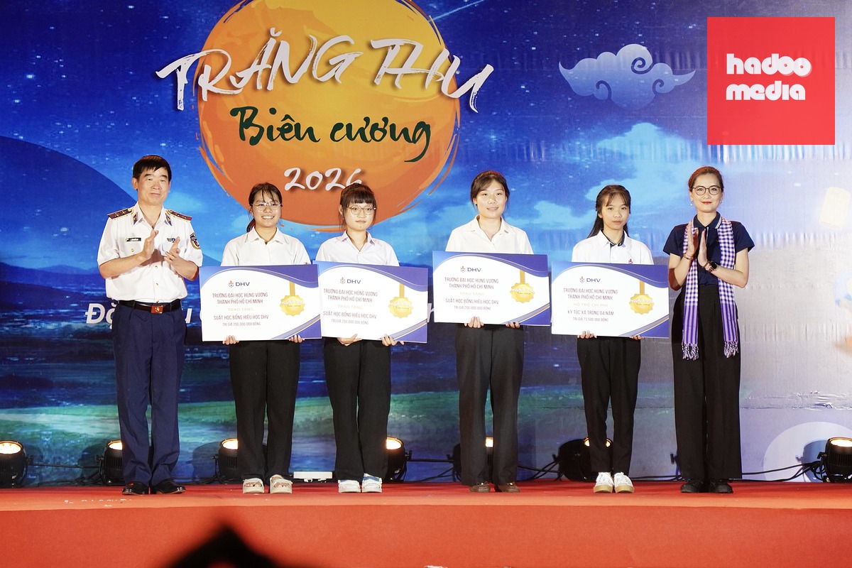 Trao 3 suất học bổng hiếu học trị giá 200 triệu đồng/suất và 73,5 triệu đồng hỗ trợ chi phí ký túc xá cho các em học sinh Trường THPT Võ Thị Sáu (đặc khu Côn Đảo) - Ảnh: KỲ PHONG