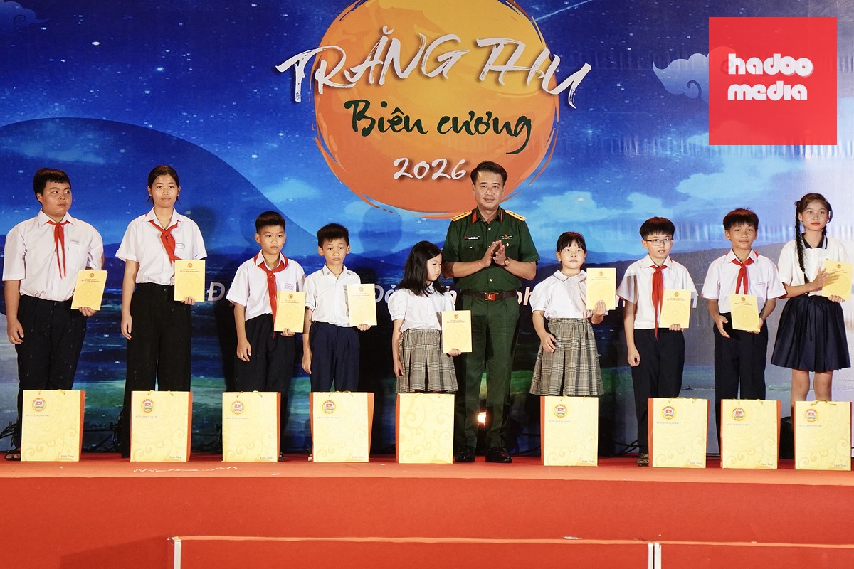 Trao quà đến các em nhỏ là con em cán bộ, chiến sĩ của Quân khu 7 đóng quân trên đảo - Ảnh: KỲ PHONG