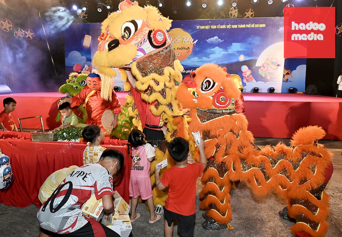 Chương trình "Trăng thu biên cương" năm 2026 gồm các tiết mục ca nhạc, xiếc, ảo thuật, múa lân, rước đèn ông sao, phá cỗ cho học sinh và người dân trên địa bàn - Ảnh: KỲ PHONG