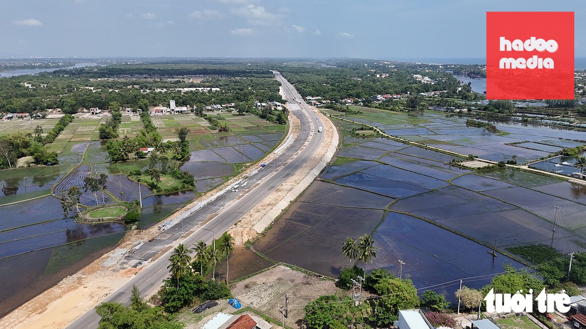Đường ven biển 129 ở Đà Nẵng đang triển khai thi công giai đoạn 2 - Ảnh: TRẦN THƯỜNG