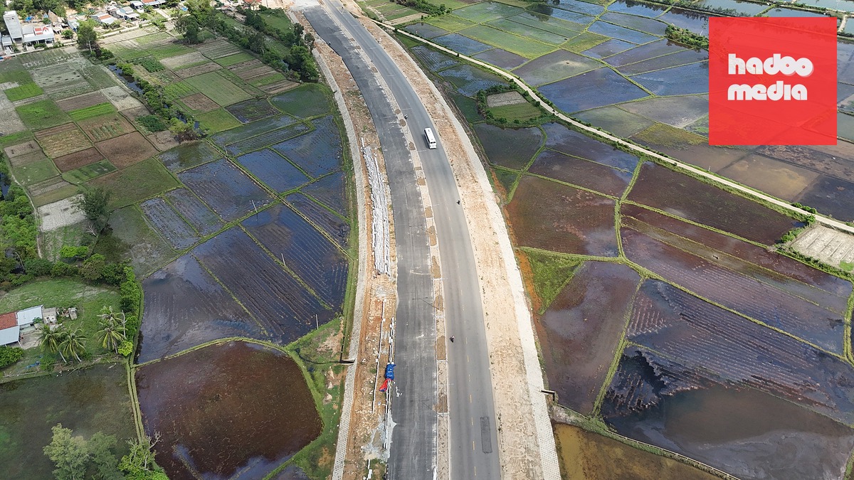 Nhu cầu về đất đắp nền đường khá lớn nhưng hiện nay, trên địa bàn nguồn vật liệu phục vụ thi công khan hiếm, chưa đáp ứng được nhu cầu của dự án - Ảnh: TRẦN THƯỜNG
