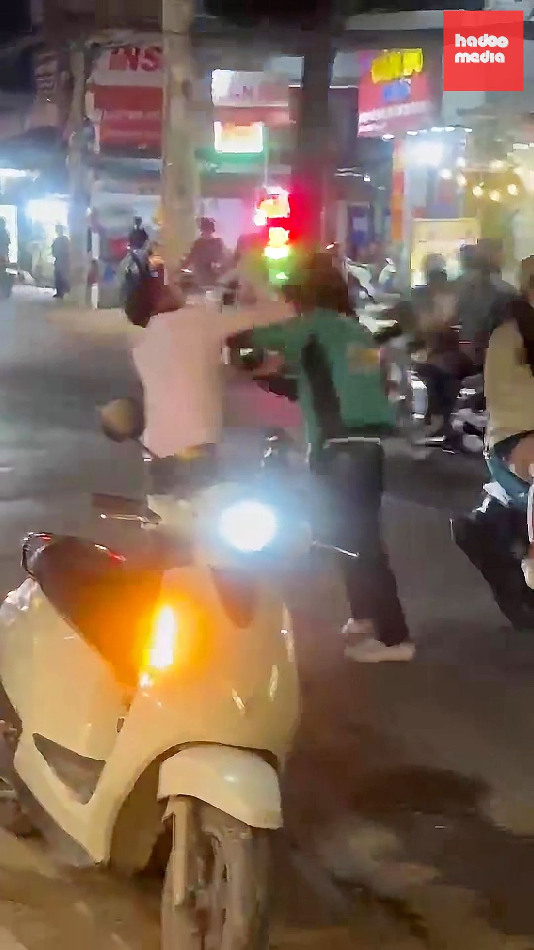 Tài xế xe ôm công nghệ bị người đàn ông đánh tới tấp - Ảnh cắt từ clip