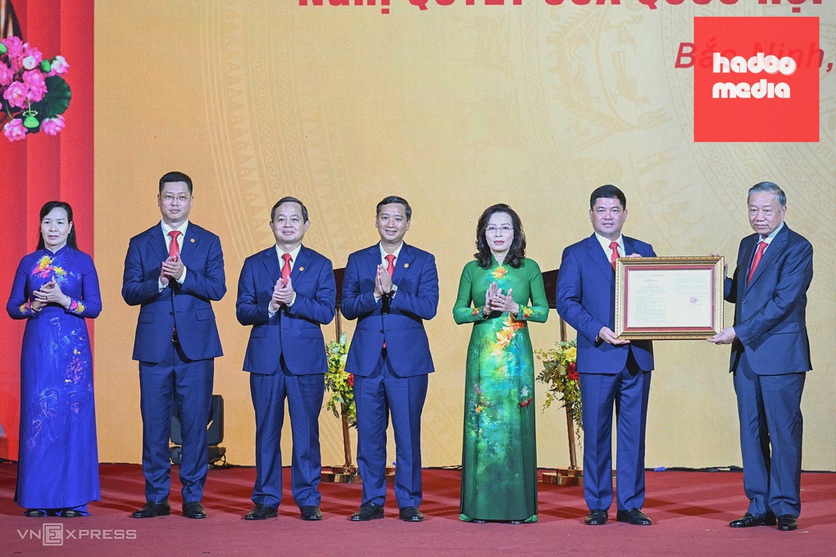 Tổng Bí thư Chủ tịch nước Tô Lâm trao Nghị quyết của Quốc hội về việc thành lập thành phố Bắc Ninh cho Bí thư Thành ủy Bắc Ninh Nguyễn Hồng Thái, sáng 19/9. Ảnh: Giang Huy