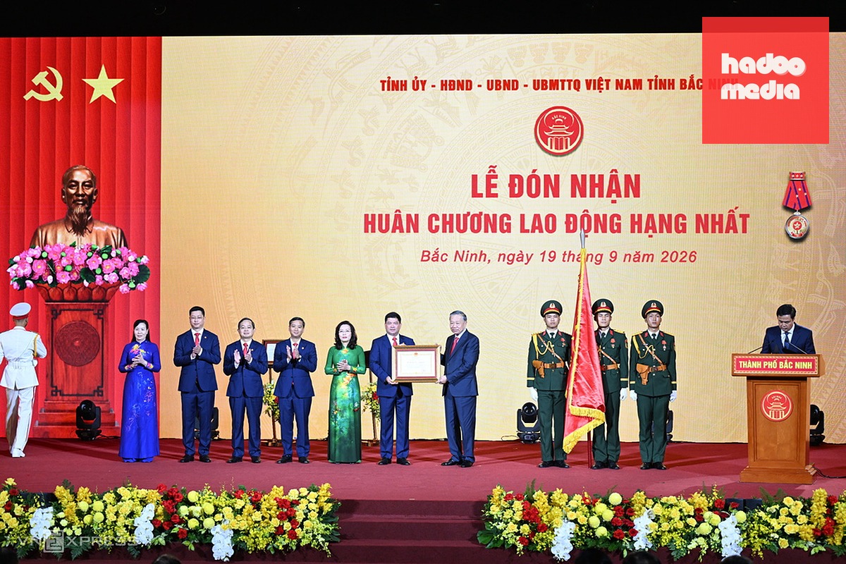 Tổng Bí thư Chủ tịch nước Tô Lâm trao Huân chương Lao động hạng Nhất cho Đảng bộ, chính quyền và Nhân dân TP Bắc Ninh, sáng 19/9. Ảnh: Giang Huy