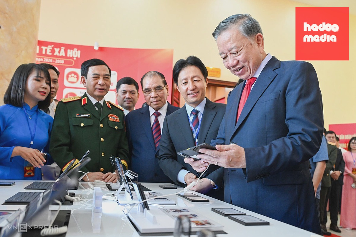 Tổng Bí thư Chủ tịch nước Tô Lâm và đại biểu tham quan triển lãm, trải nghiệm sản phẩm công nghệ tại lễ công bố thành lập thành phố Bắc Ninh, sáng 19/9. Ảnh: Giang Huy