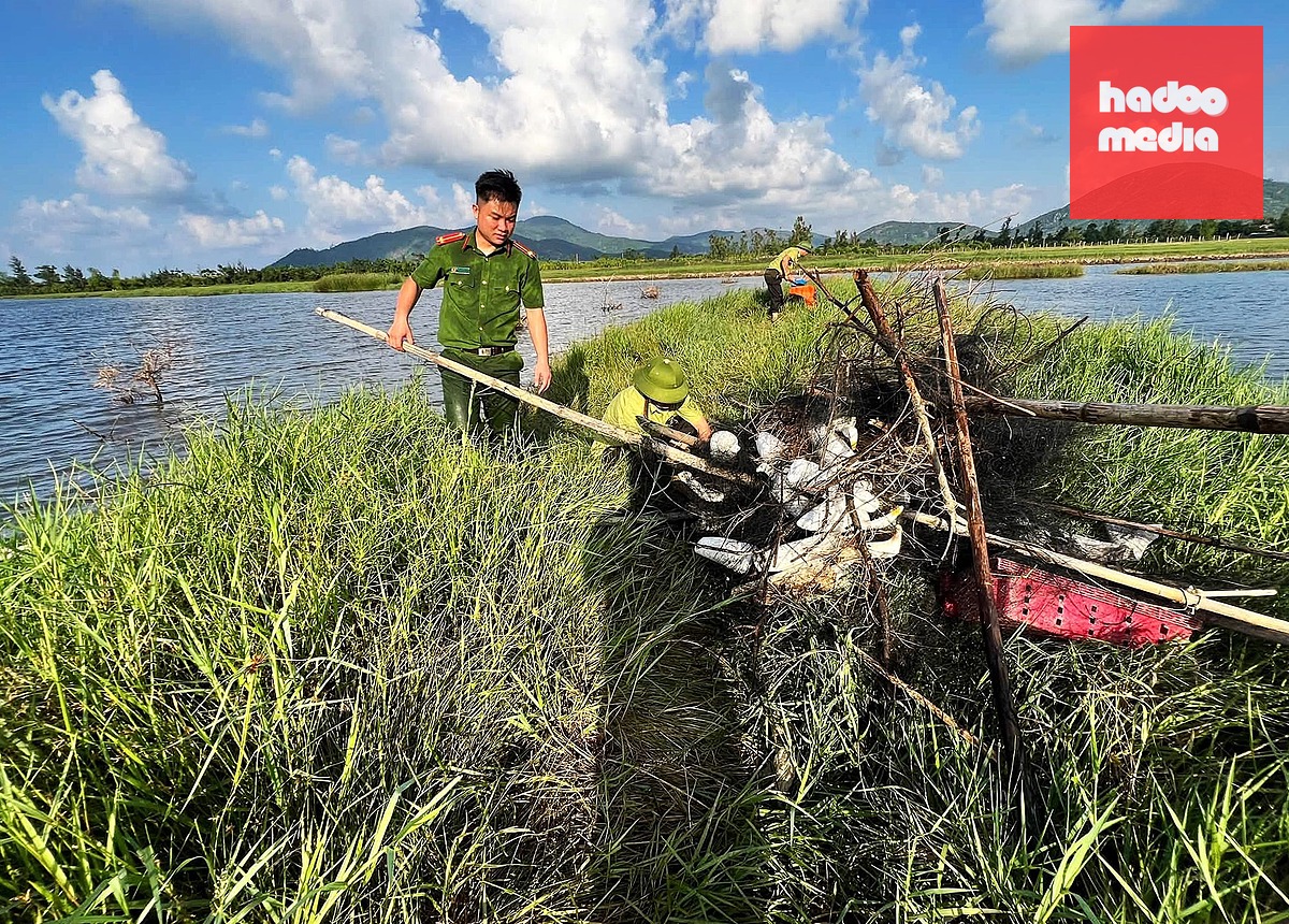 Công an, kiểm lâm thu giữ lưới, cò xốp trên cánh đồng thuộc xã Cẩm Trung.