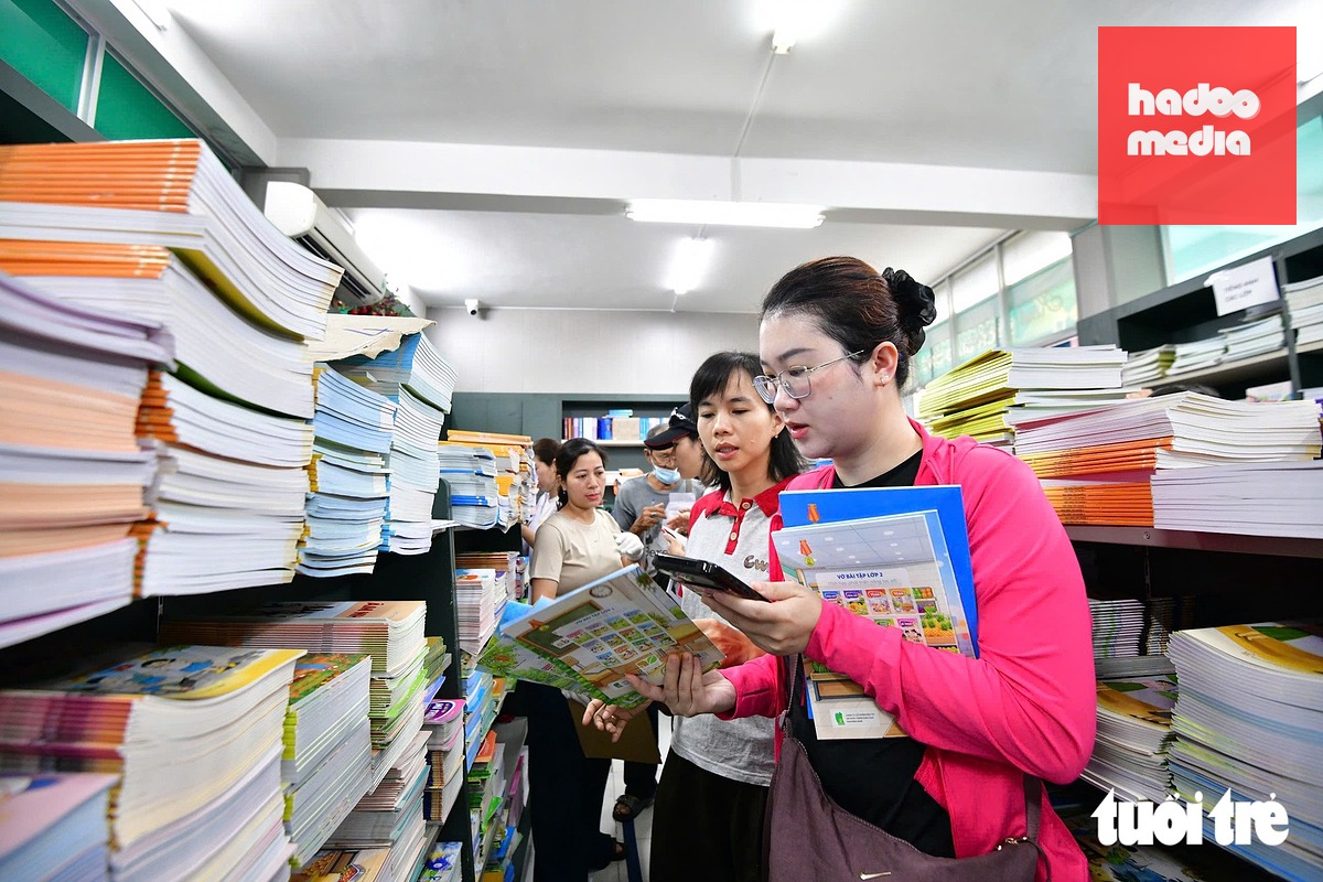 Người dân tìm mua sách giáo khoa - Ảnh: DUYÊN PHAN