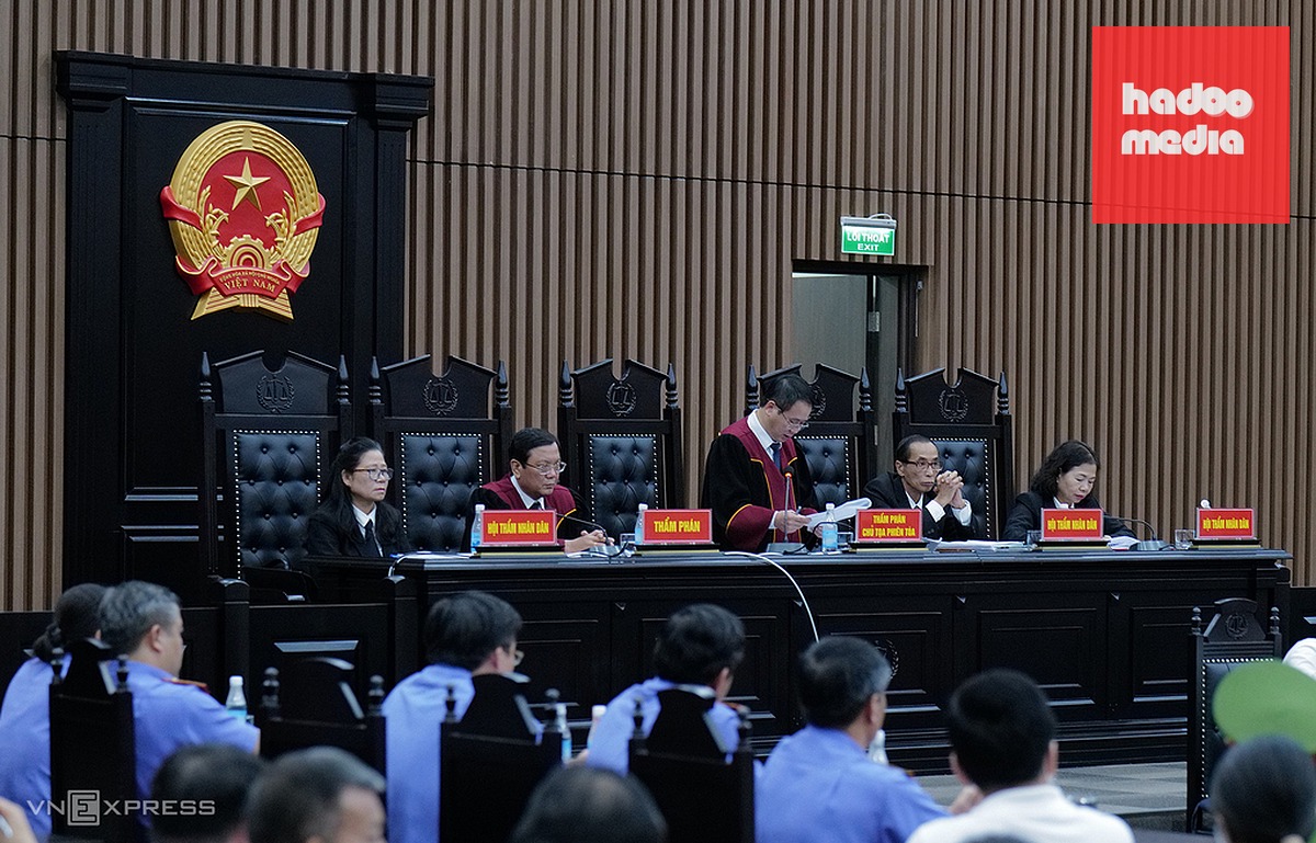HĐXX gồm 5 người, hai thẩm phán và 3 hội thẩm nhân dân, trong vụ án "chuyến bay giải cứu" hồi tháng 7/2023, do có bị cáo bị truy tố tội có khung hình phạt chung thân, tử hình. Ảnh: Ngọc Thành